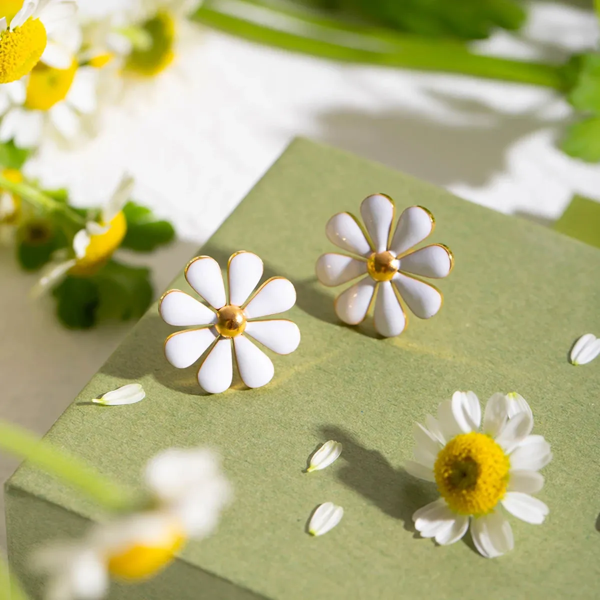 Minimalist Light Luxury White Oil Dripping Eight-Petal Flower Daisy Stud Earrings